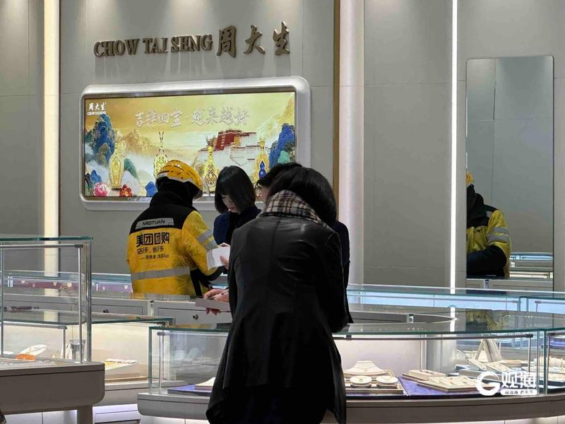 金价“破千” 实物金成新宠，市场投资需审慎咨询